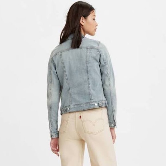 ✨ Sold on Vinted✨ Levi’s Classic Denim Trucker Jacket - Picture 2 of 9